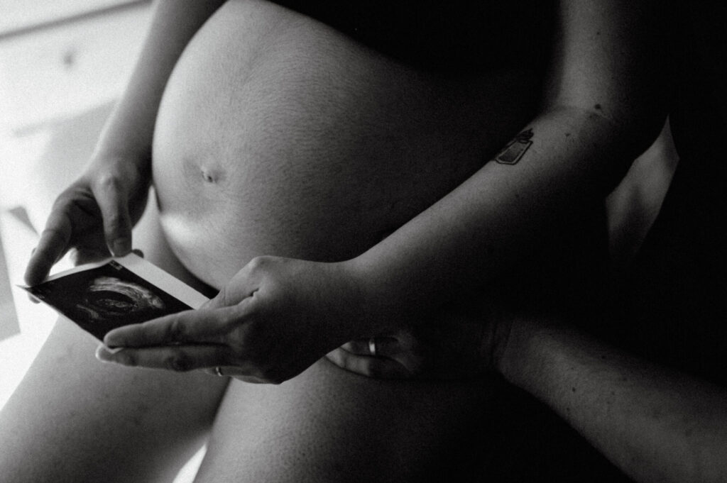 photographe grossesse saint etienne echographie en attendant bébé noir et blanc photographe grossesse saint etienne echographie en attendant bébé