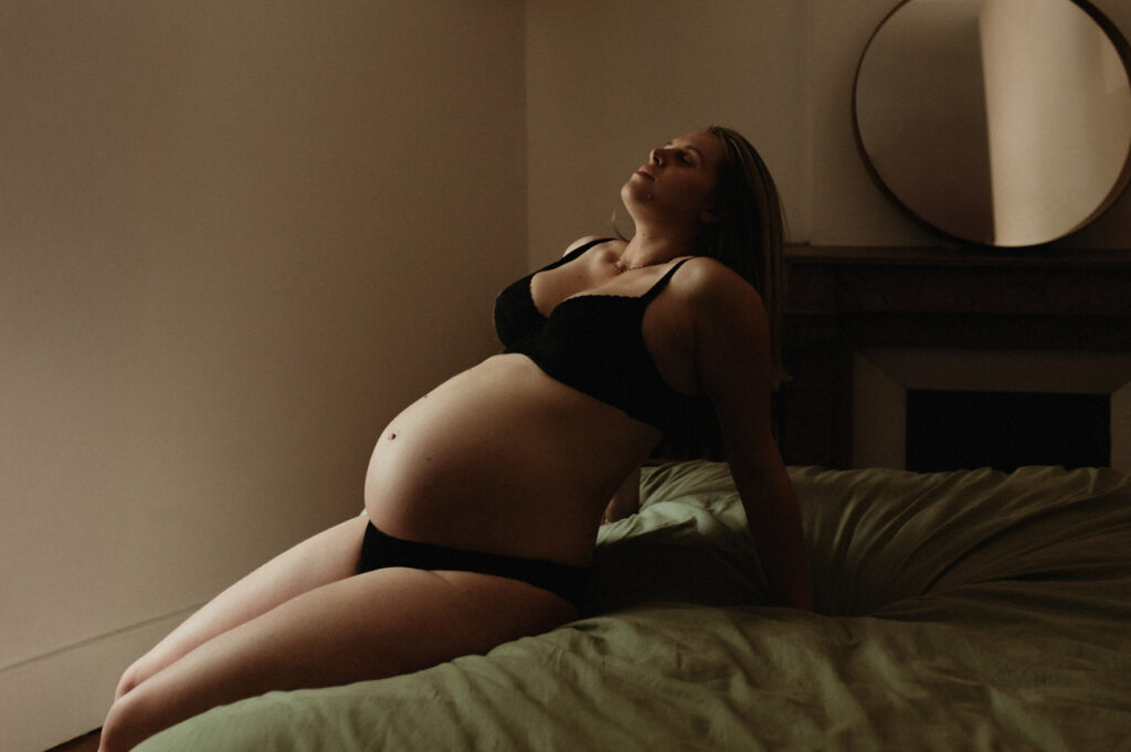 photographe grossesse saint etienne femme enceinte s’etirant sur le lit photographe grossesse saint etienne femme enceinte s'etirant