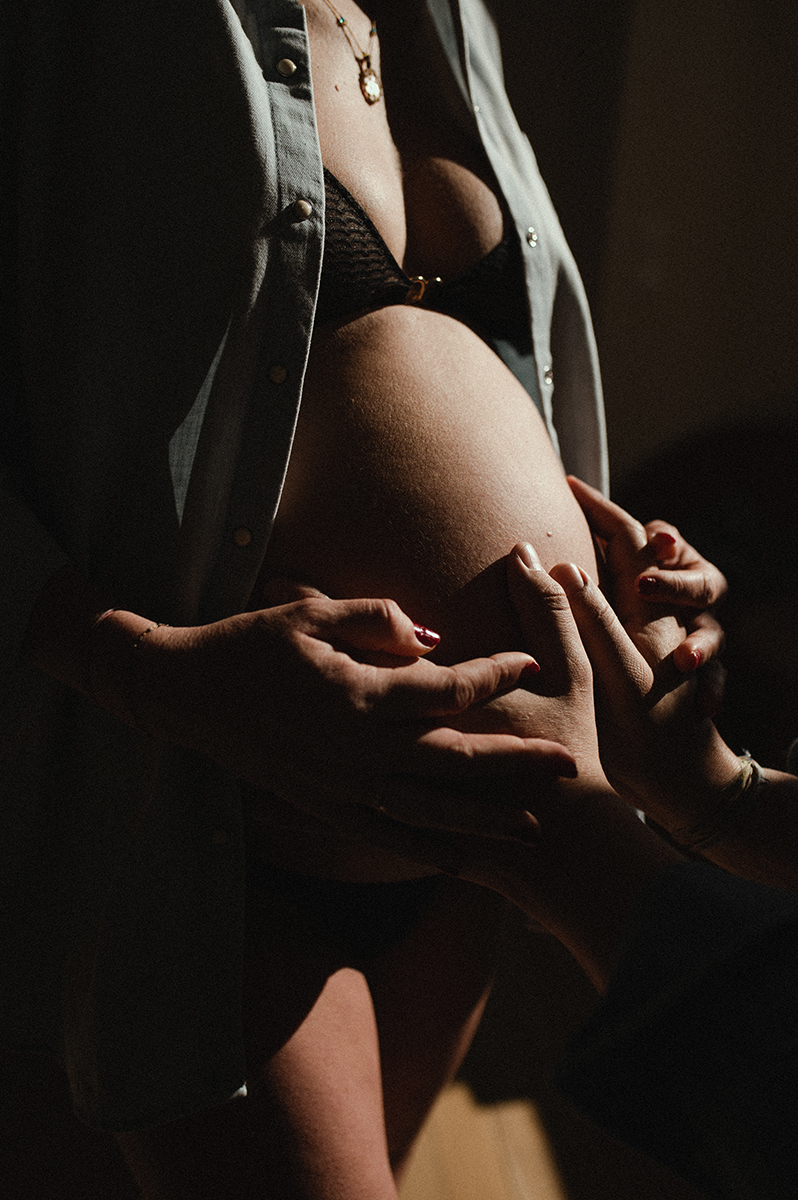 photographe grossesse saint etienne ventre et mains 