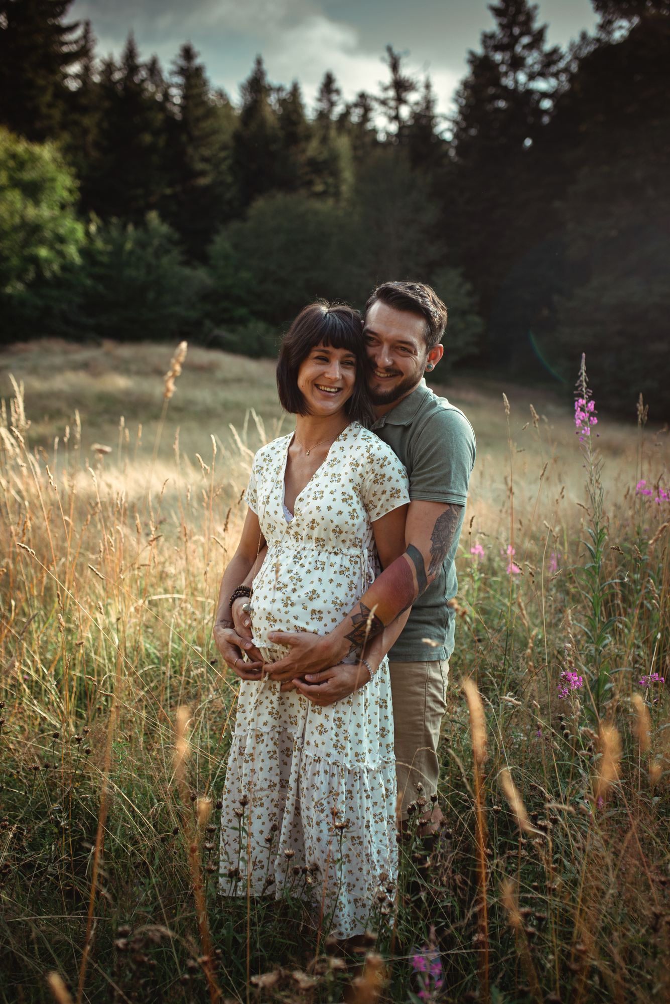 photographe grossesse saint etienne couple dans la foret