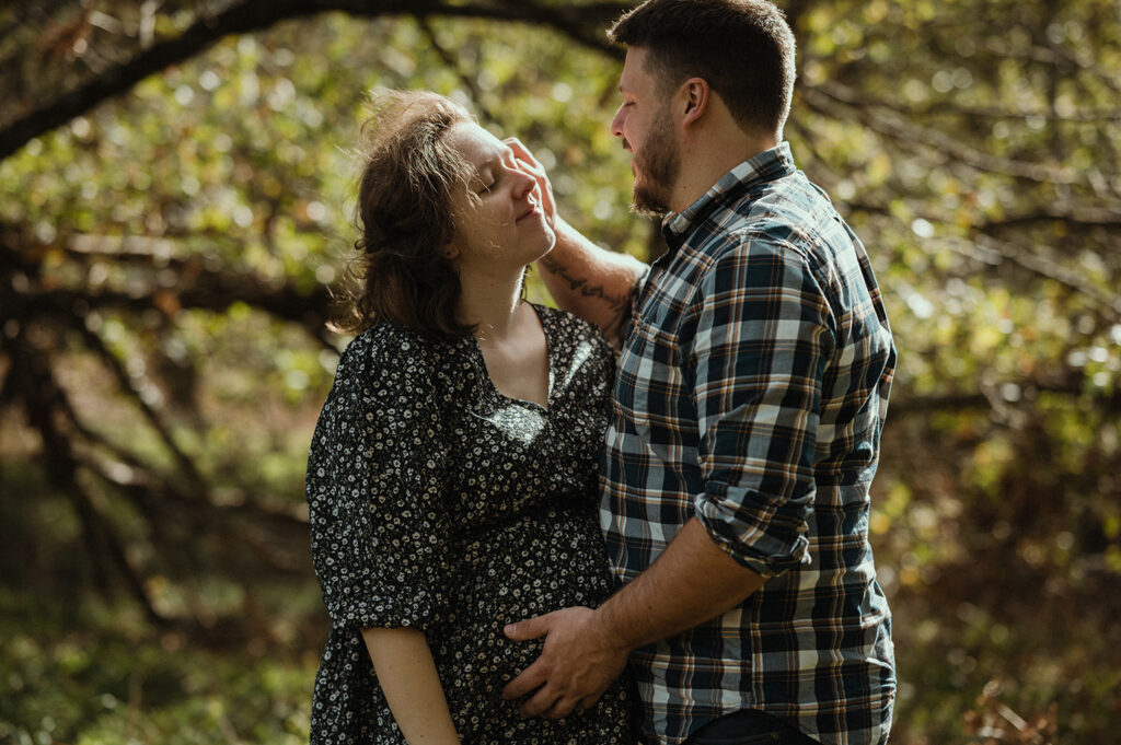 photographe grossesse couple amoureux dans la foret photographe grossesse couple dans la foret