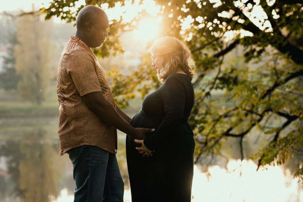 photographe grossesse saint etienne coucher de soleil couple