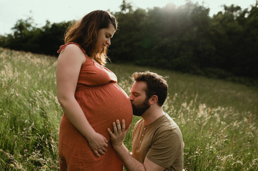 photographe grossesse saint etienne conjoint faisant un baiser sur le ventre de sa femme enceinte photographe grossesse saint etienne conjoint faisant un baiser sur le ventre de sa femme