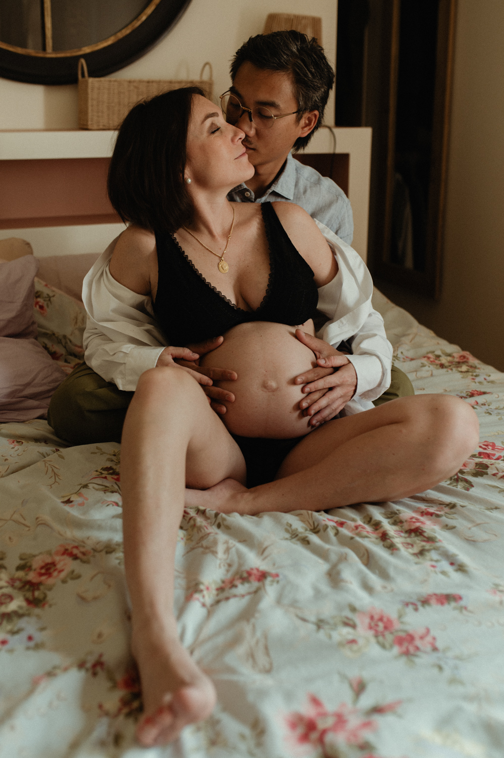 photographe grossesse saint etienne en interieur couple se faisant un baiser