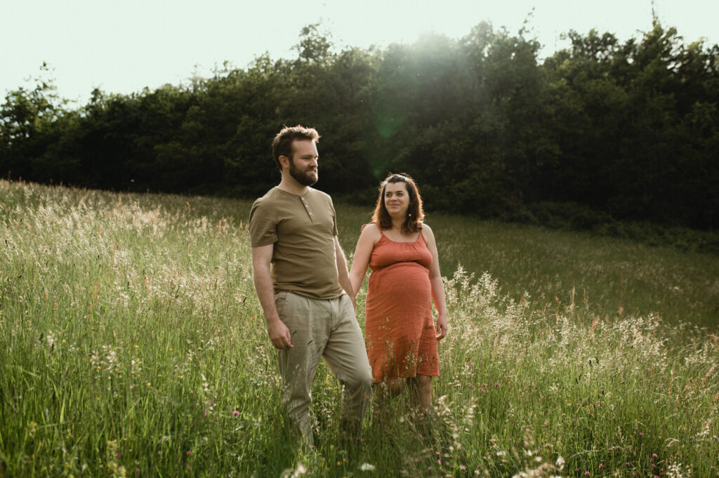 photographe grossesse saint etienne en nature robe rouge photographe grossesse saint etienne en nature