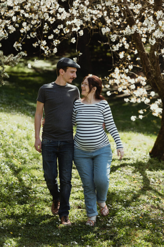 photographe grossesse saint etienne couple se promenant en nature photographe grossesse saint etienne couple en nature