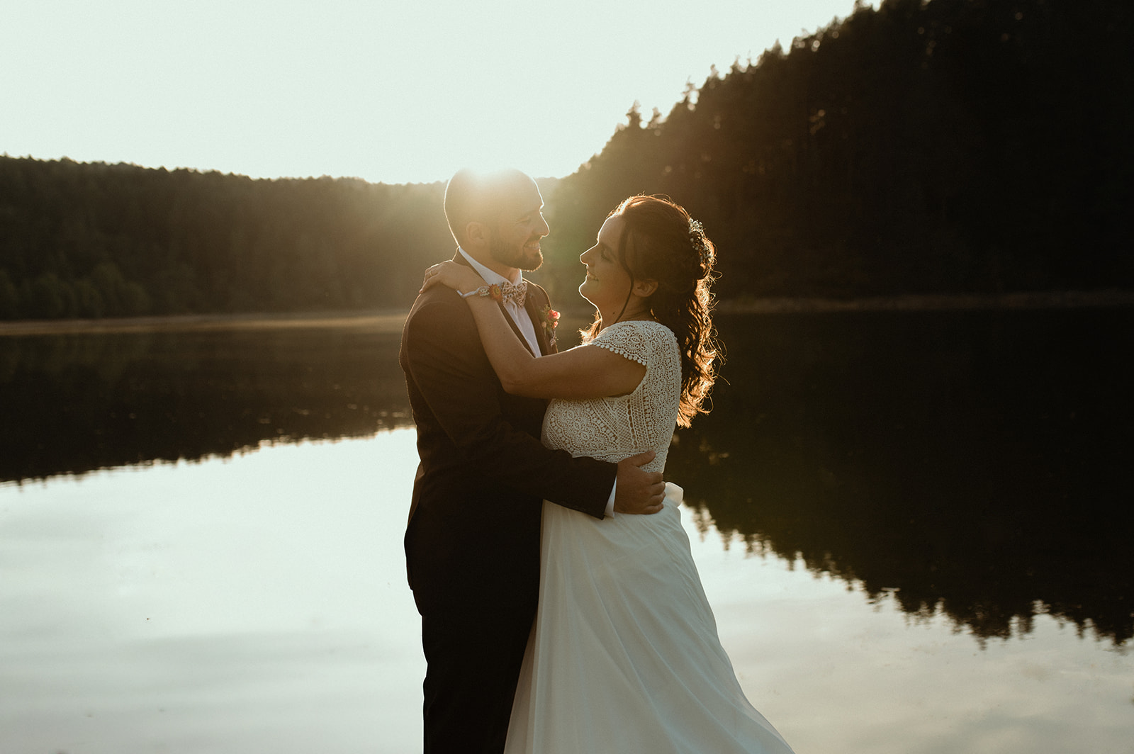 photographe mariage saint etienne séance couple au coucher du soleil 