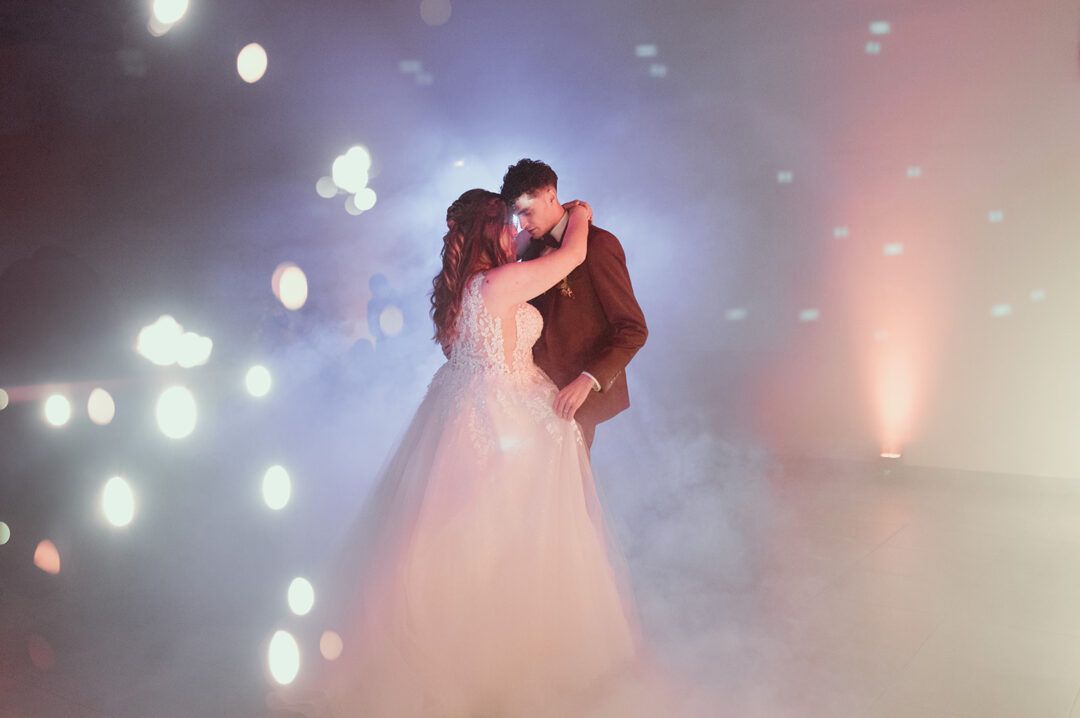 photographe mariage saint etienne couple sur la piste de danse photographe mariage saint etienne piste de danse