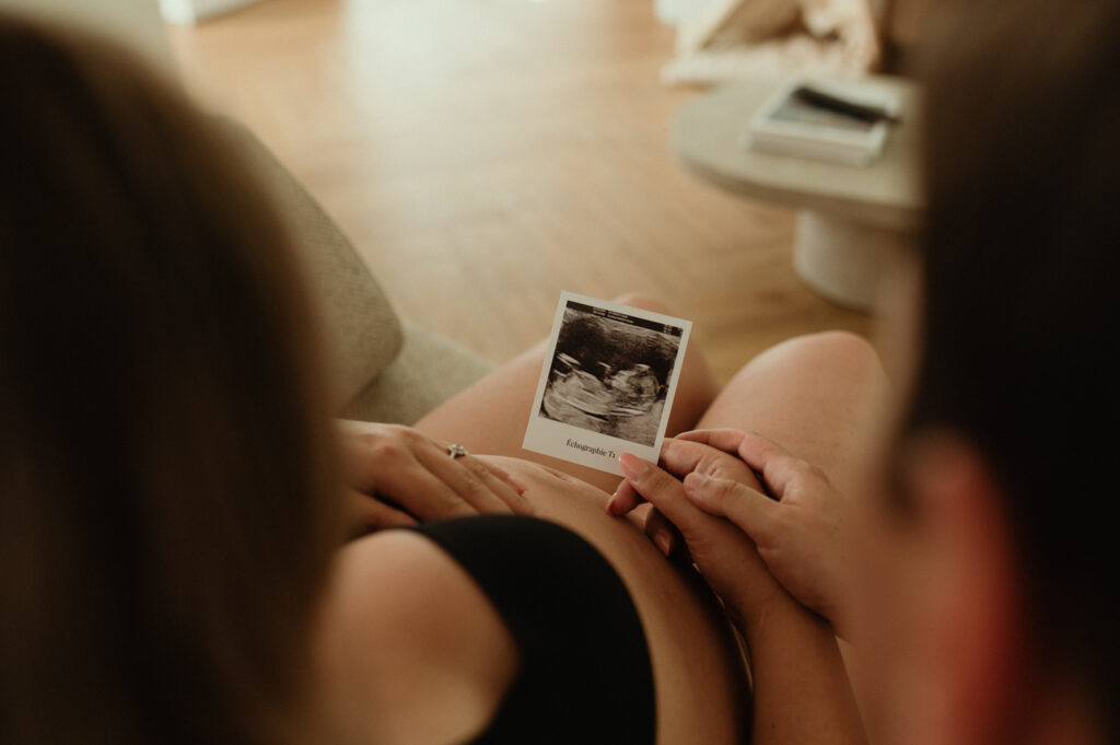 photographe grossesse saint etienne echographie dans les mains photographe grossesse saint etienne echographie