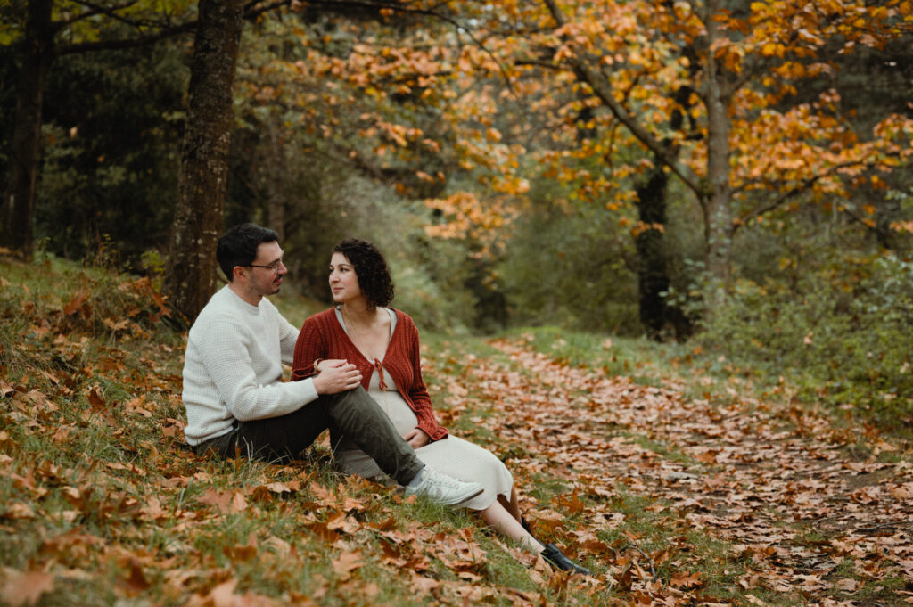 photographe grossesse saint etienne dans les bois pendant l’automne photographe grossesse saint etienne dans les bois