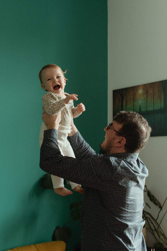 Photographe bebe saint etienne papa joue a