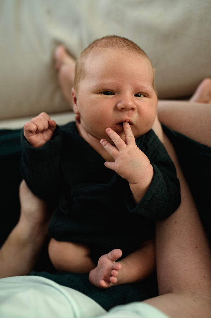 Photographe bebe saint etienne tient son doigt