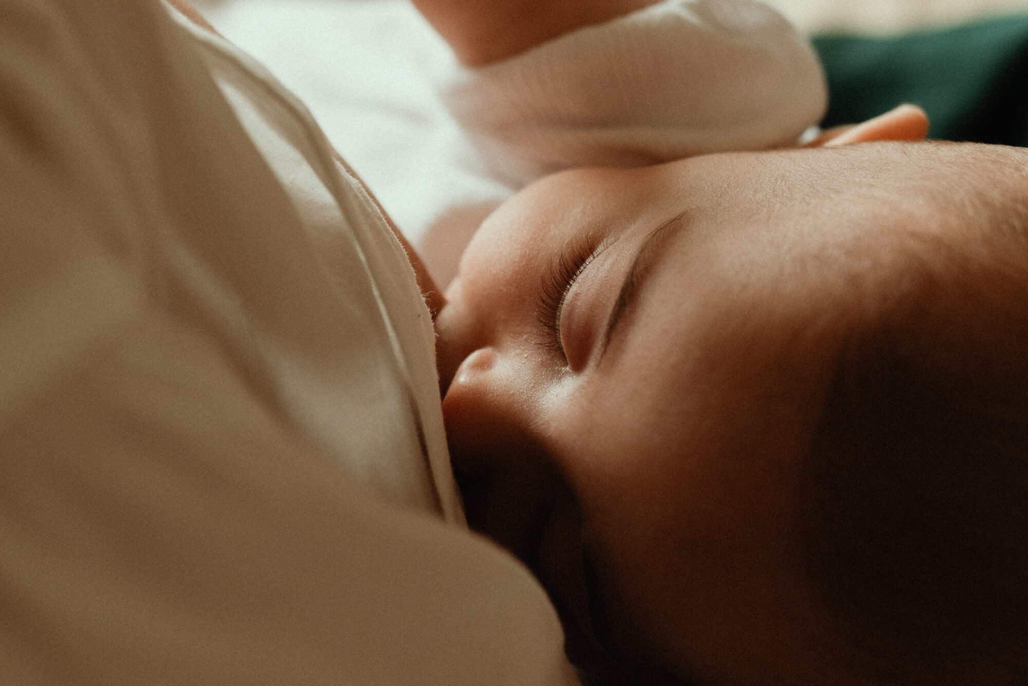 photographe grossesse saint etienne femme enceinte s'etirant