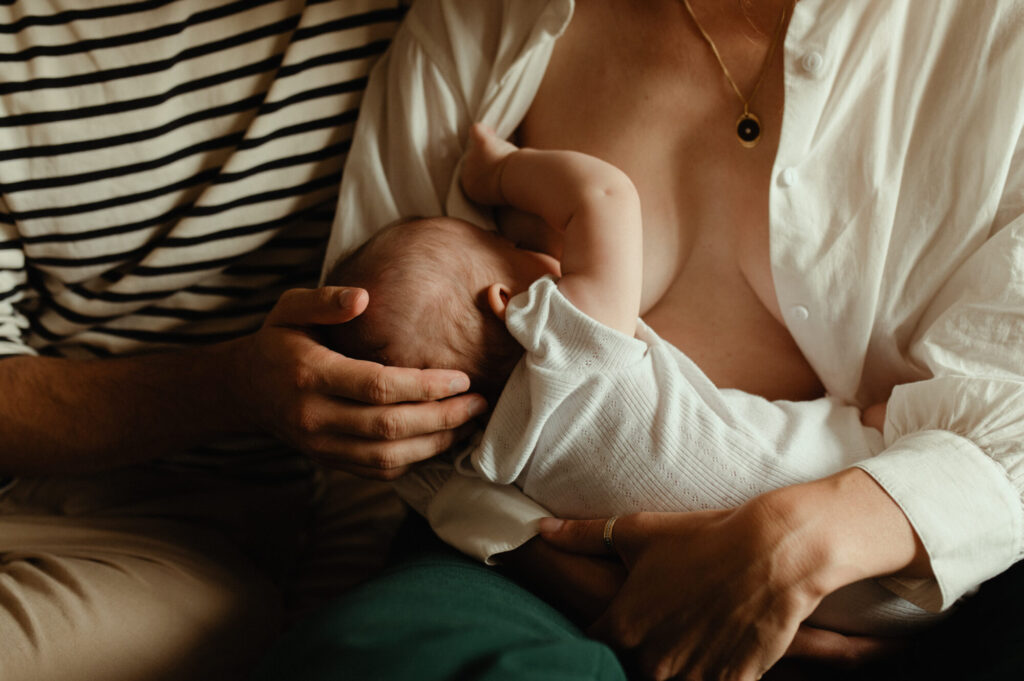 photographe bebe saint etienne enfant qui tête