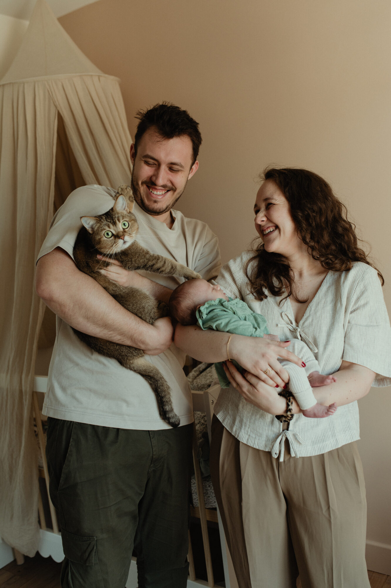 photographe grossesse saint etienne en interieur couple se faisant un baiser