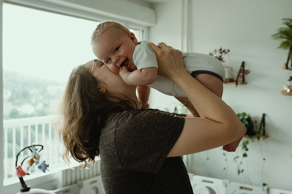 photographe bebe saint etienne maman joue avec bébé