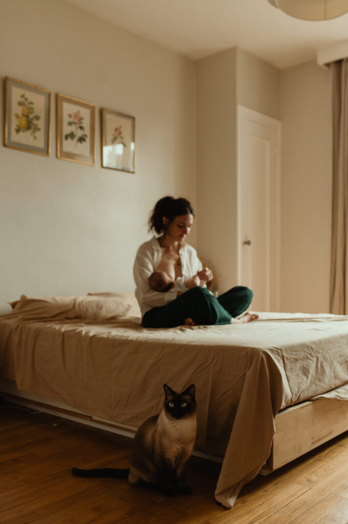 photographe bebe saint etienne maman sur le lit