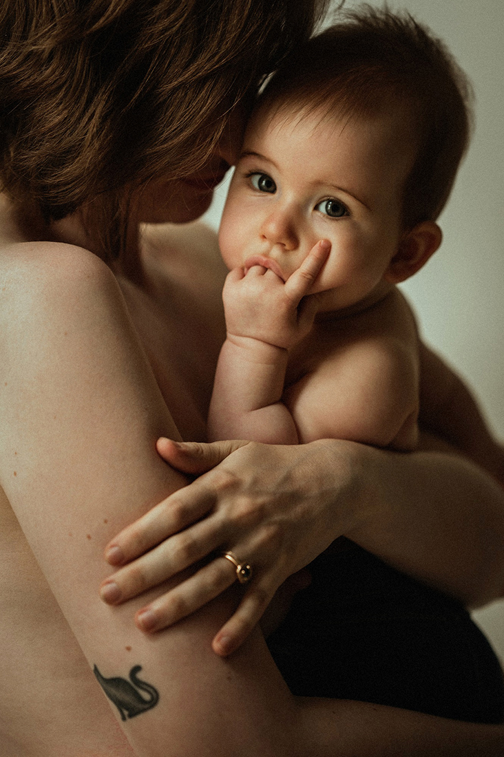 photographe bebe saint etienne maman tient bébé 