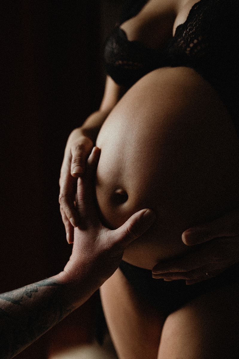 photographe grossesse saint etienne main sur le ventre