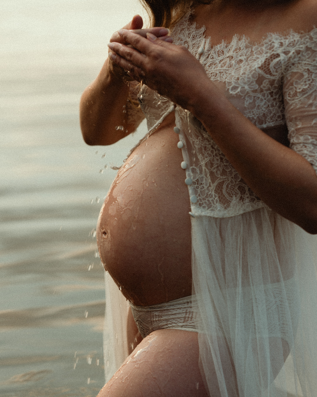 photographe grossesse saint etienne main sur le ventre