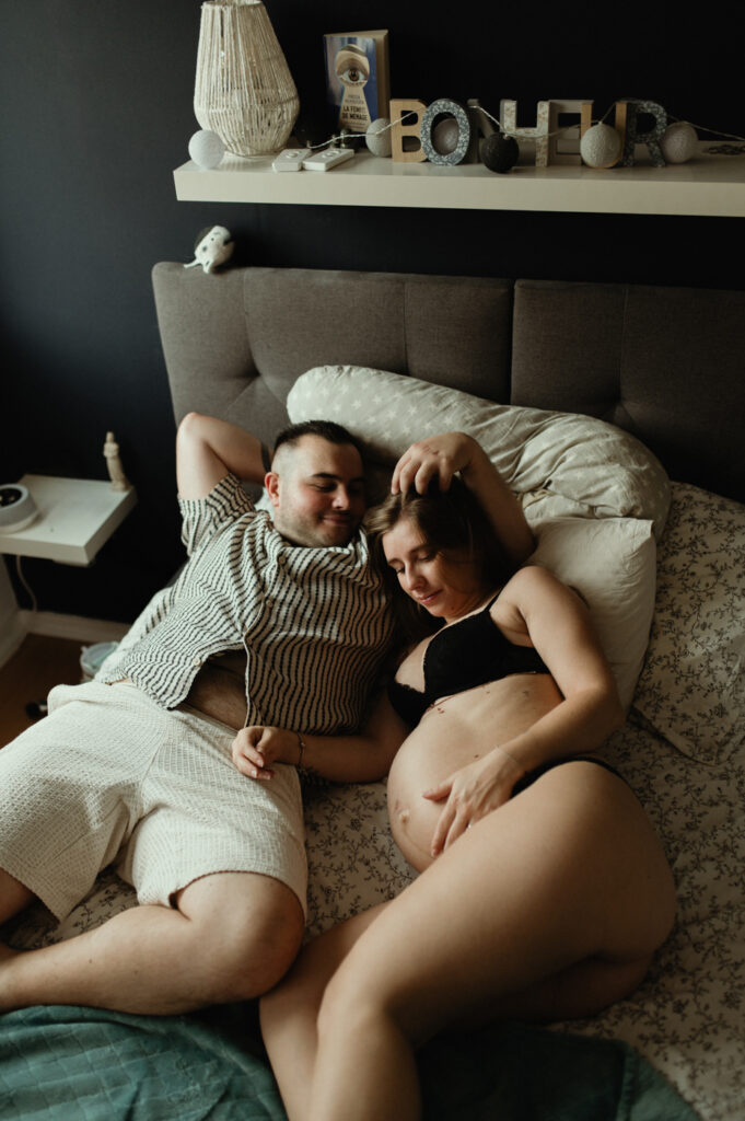 photographe grossesse saint etienne couple dans le lit photographe grossesse saint etienne couple
