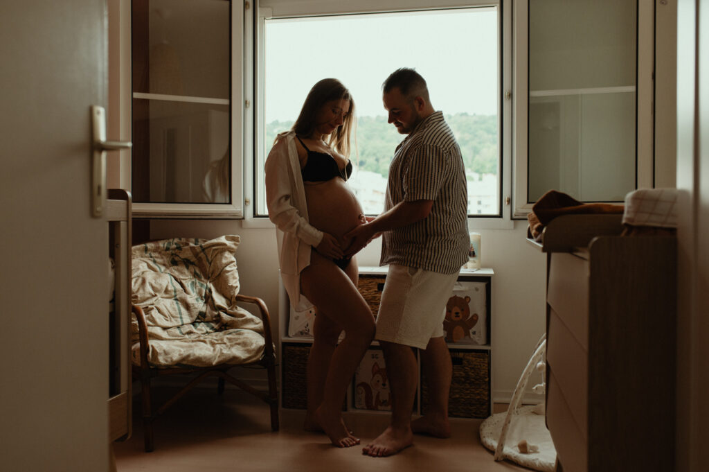 photographe grossesse saint etienne couple dans la chambre main sur le ventre contre jour photographe grossesse saint etienne couple dans la chambre main sur le ventre
