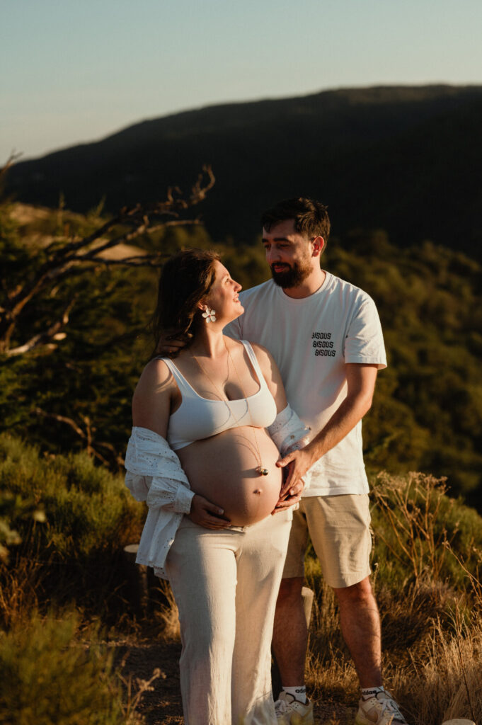 photographe grossesse saint etienne couple en exterieur photographe grossesse saint etienne couple