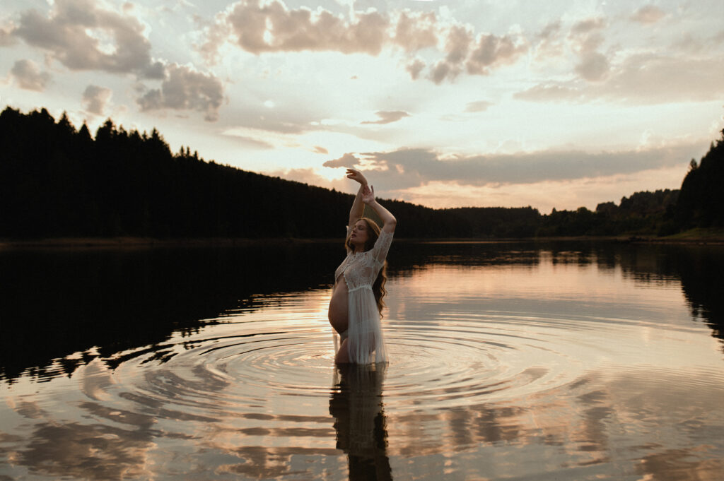 photographe grossesse saint etienne lac au coucher du soleil photographe grossesse saint etienne coucher du soleil