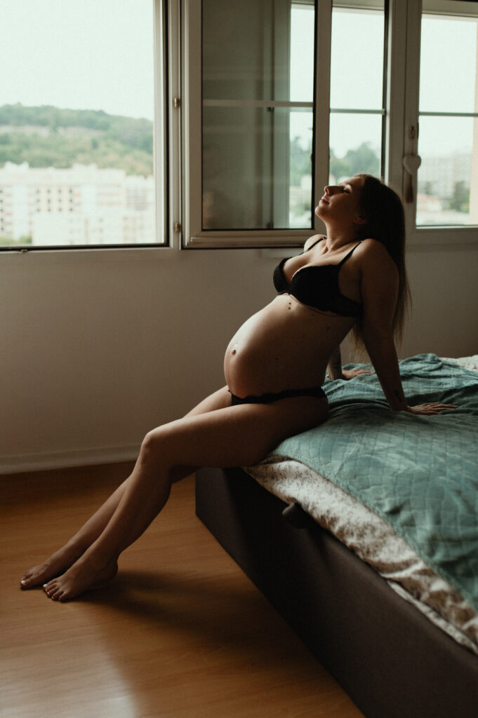 photographe grossesse saint etienne maman assise sur le lit photographe grossesse saint etienne maman assise sur le lit