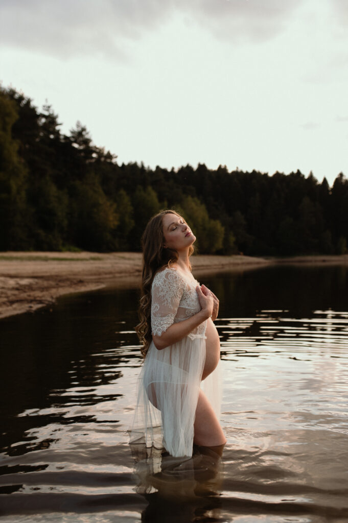photographe grossesse saint etienne femme yeux fermes dans l’eau photographe grossesse saint etienne femme s dans l'eau