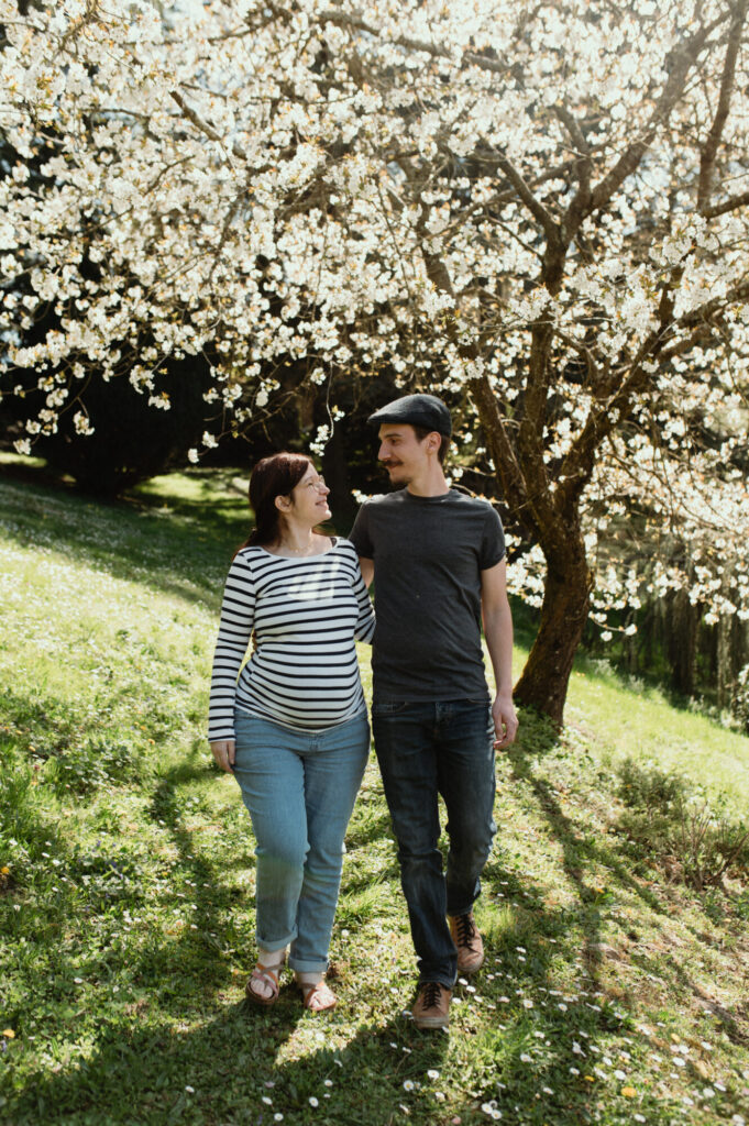 photographe grossesse saint etienne couple sous un arbre fleuri photographe grossesse saint etienne couple sous un arbre