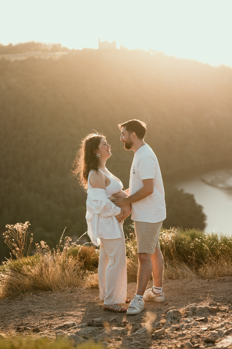 photographe grossesse saint etienne couple au coucher du soleil