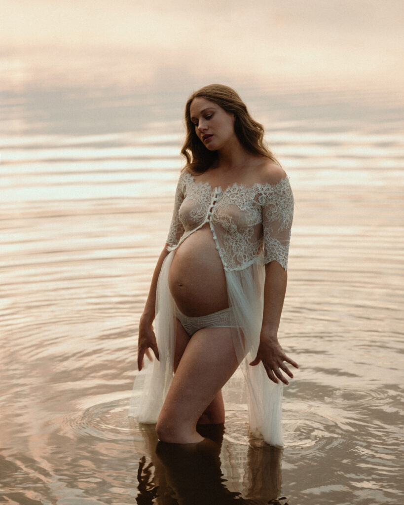photographe grossesse saint etienne maman dans un lac rose photographe grossesse saint etienne maman dans un lac