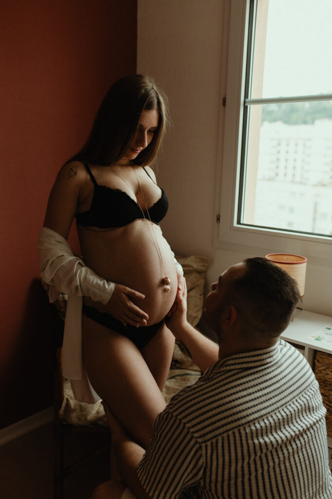 photographe grossesse saint etienne couple dans la chambre main sur le ventre photographe grossesse saint etienne couple dans la chambre
