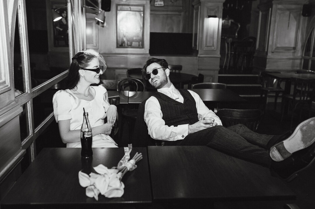 photographe mariage saint etienne couple au bar retro