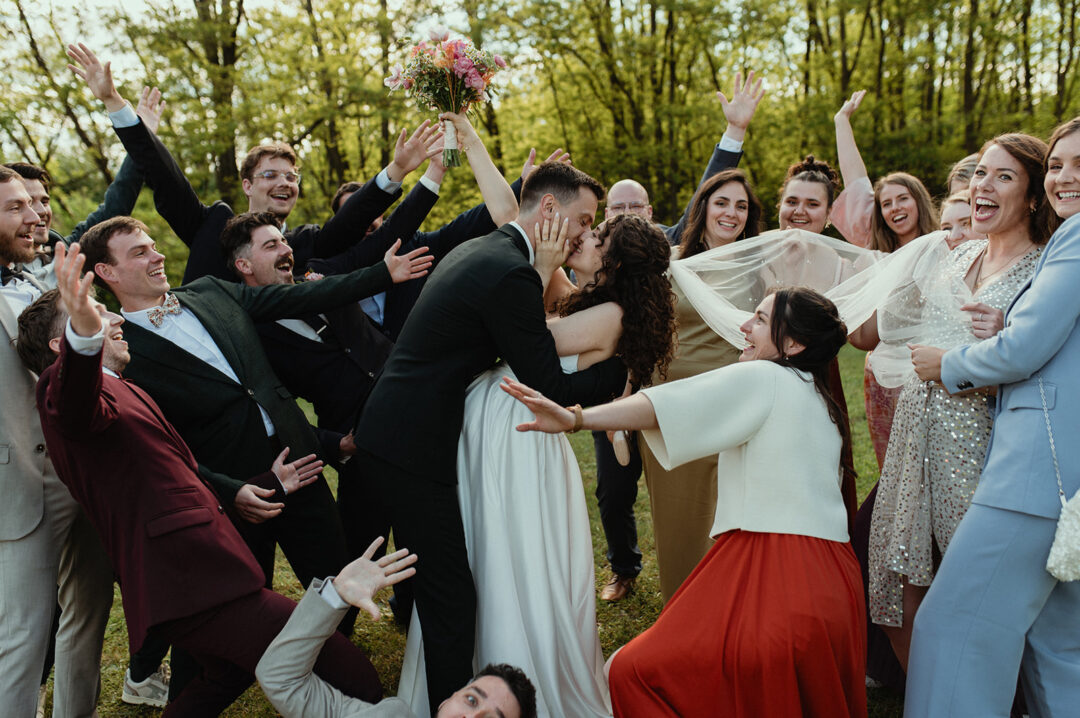photographe mariage saint etienne couple s'embrassant au milieu de leur invités
