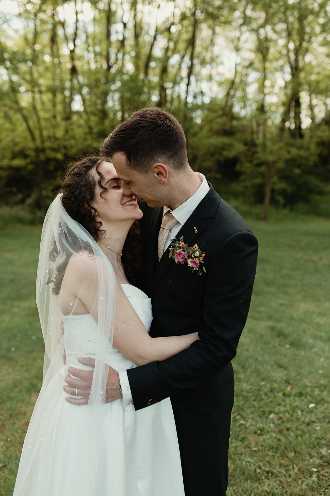 photographe mariage saint etienne couple s'embrassant