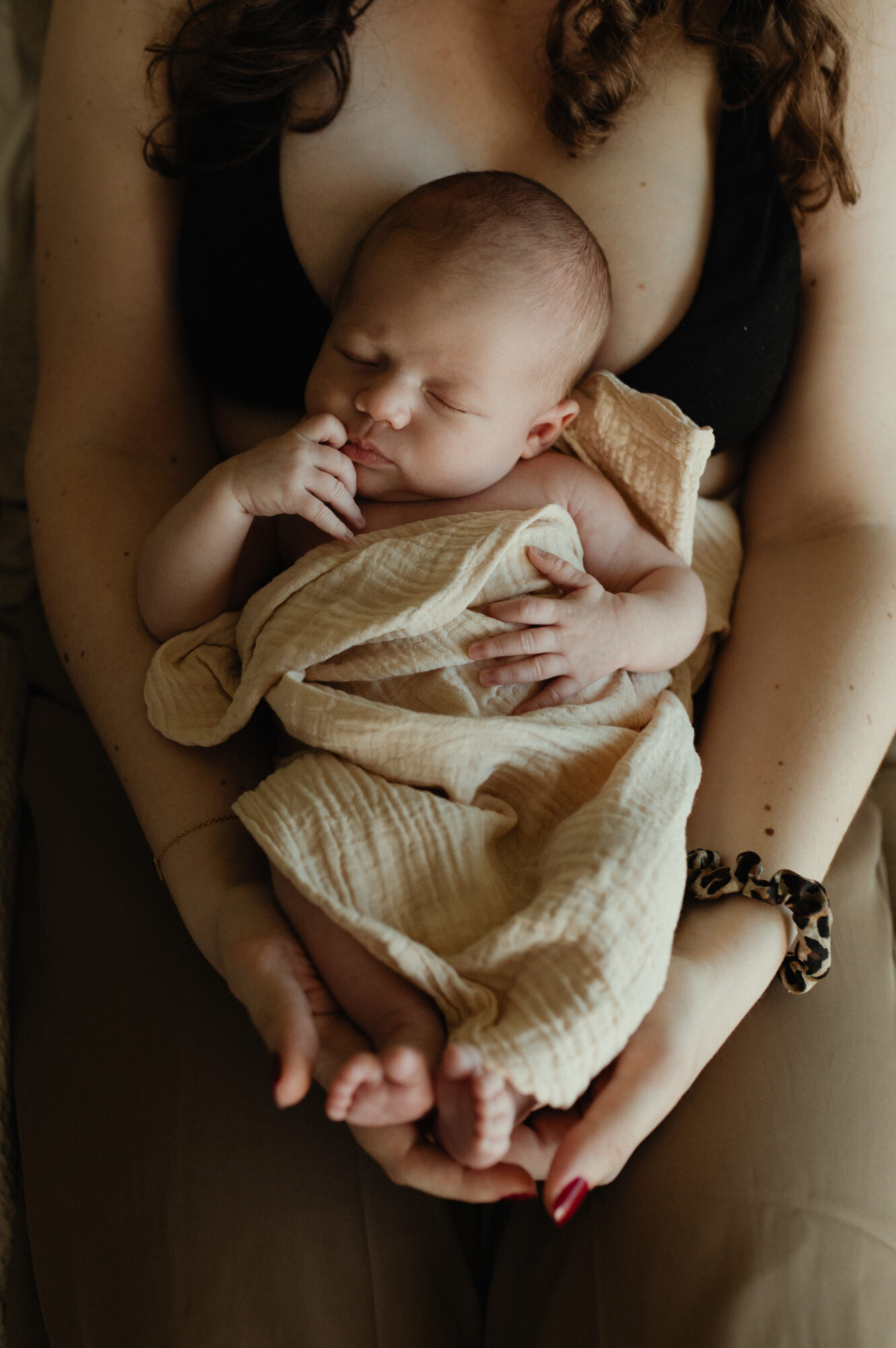 photographe bebe saint etienne portrait bebe dans les bras